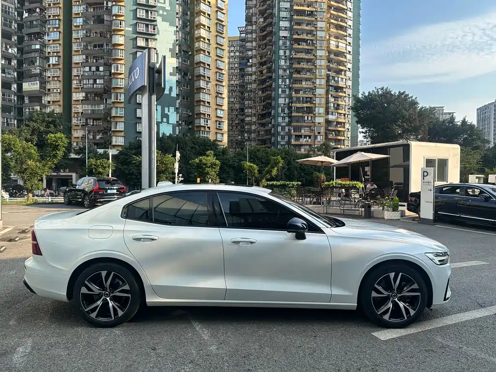 Volvo S60 2023 — фото 4