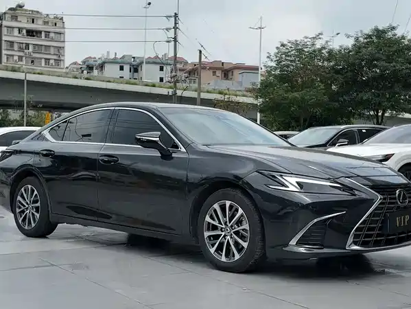 Lexus ES 2025