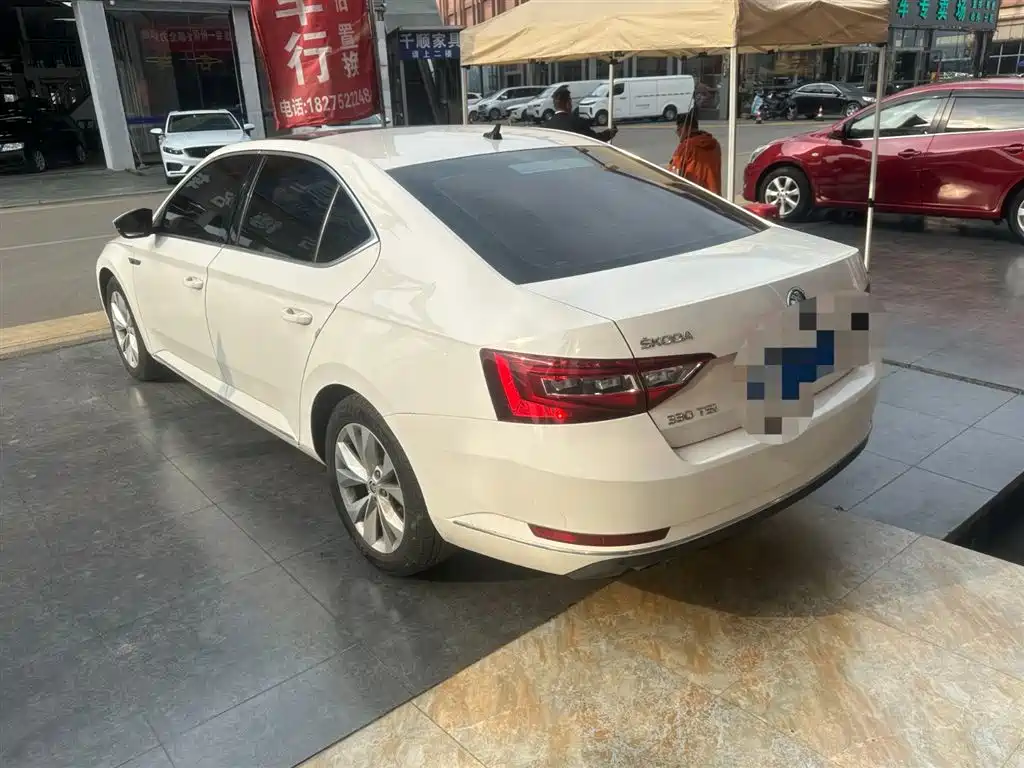 Skoda Superb 2017 — фото 11
