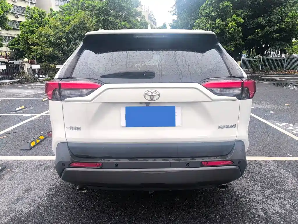 Toyota RAV4 2021 — фото 9