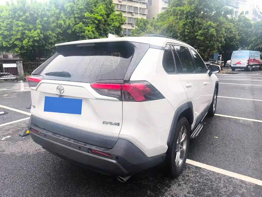 Toyota RAV4 2021 — фото 11
