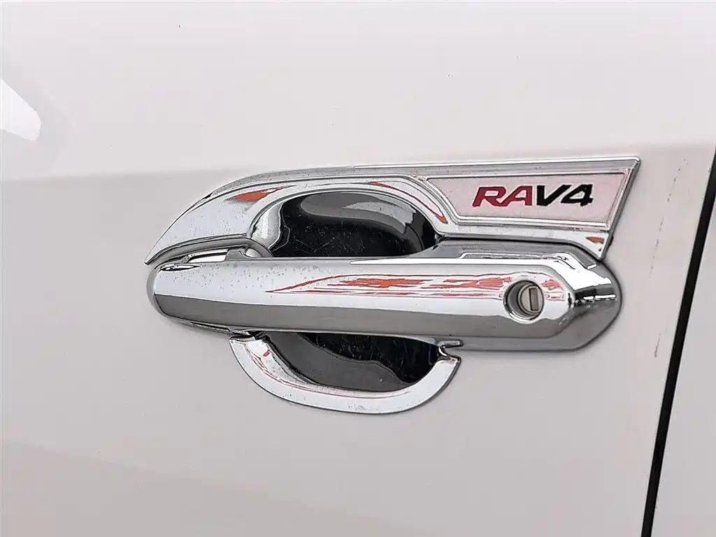 Toyota RAV4 2019 — фото 18