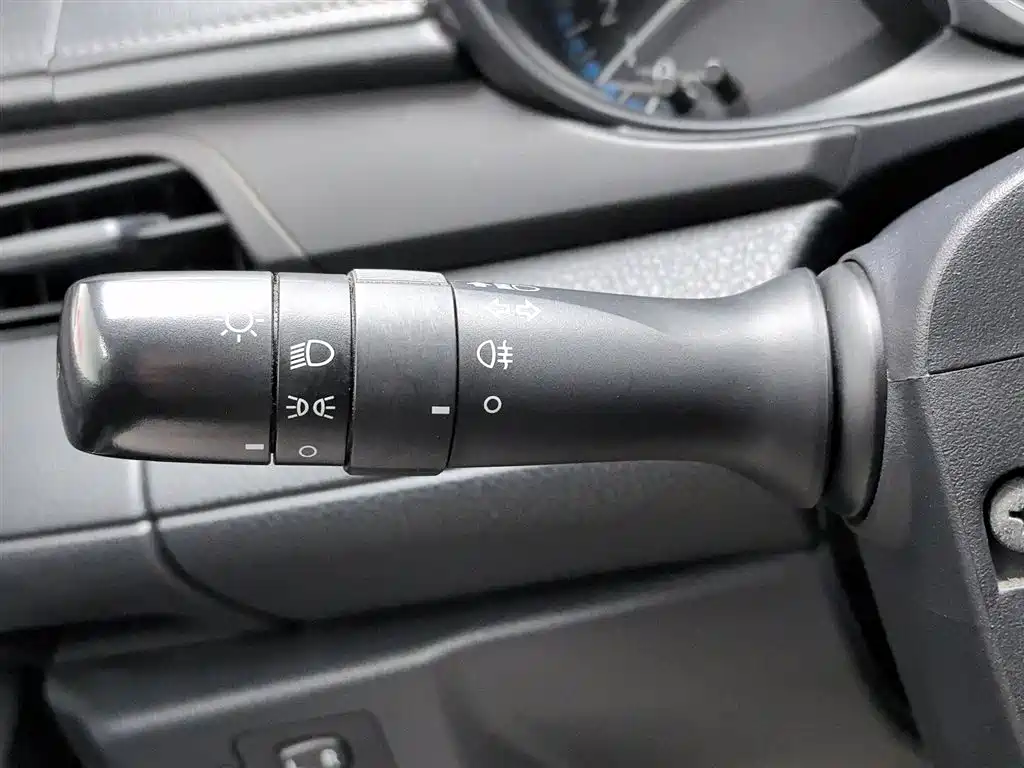 Toyota Yaris L 2018 — фото 21