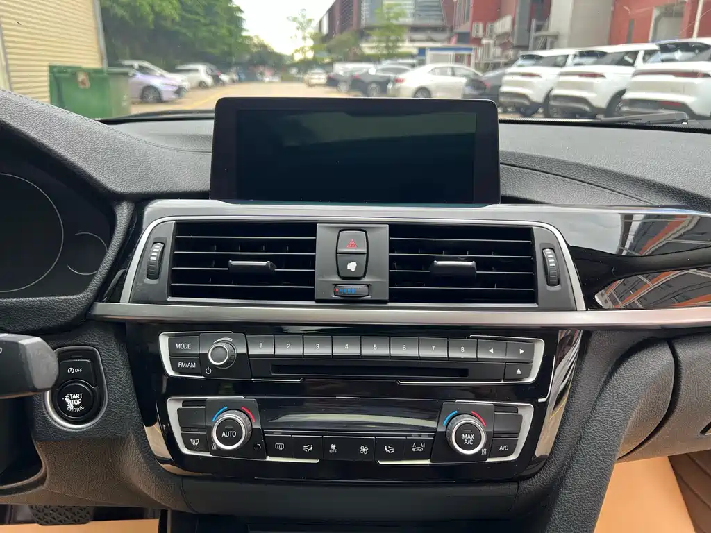 BMW 3 Series 2019 — фото 12