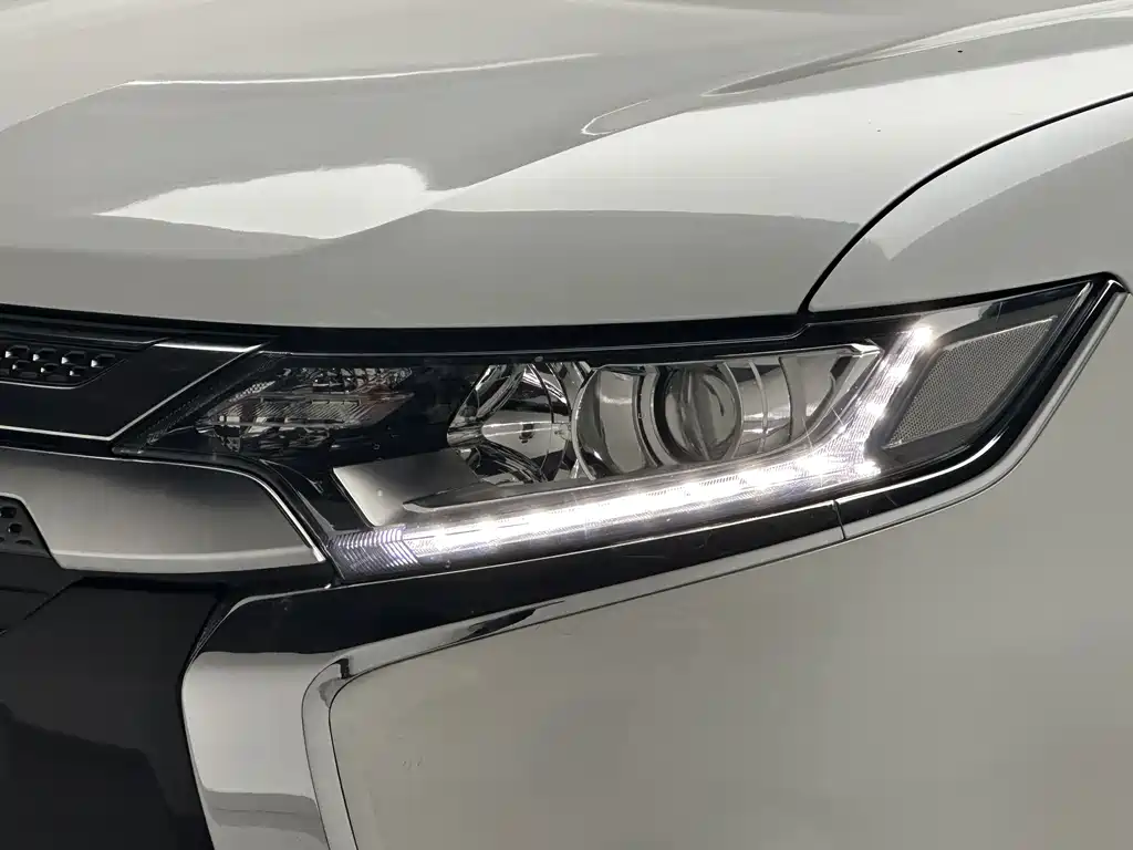 Mitsubishi Outlander 2020 — фото 11
