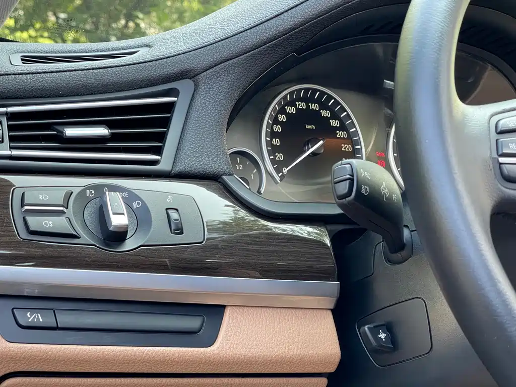 BMW 7 Series 2011 — фото 12