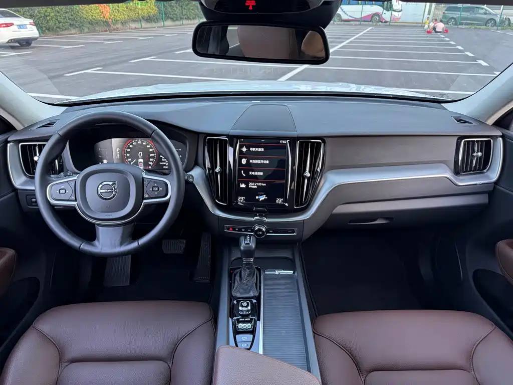 Volvo XC60 2018 — фото 11