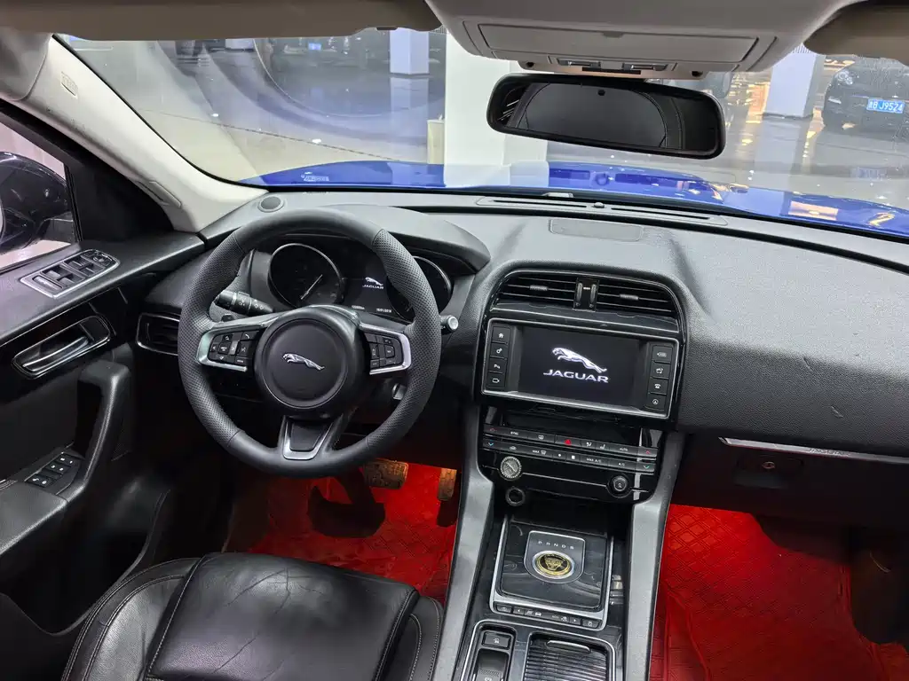 Jaguar F-PACE 2018 — фото 11