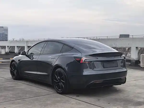 Tesla Model 3 2024