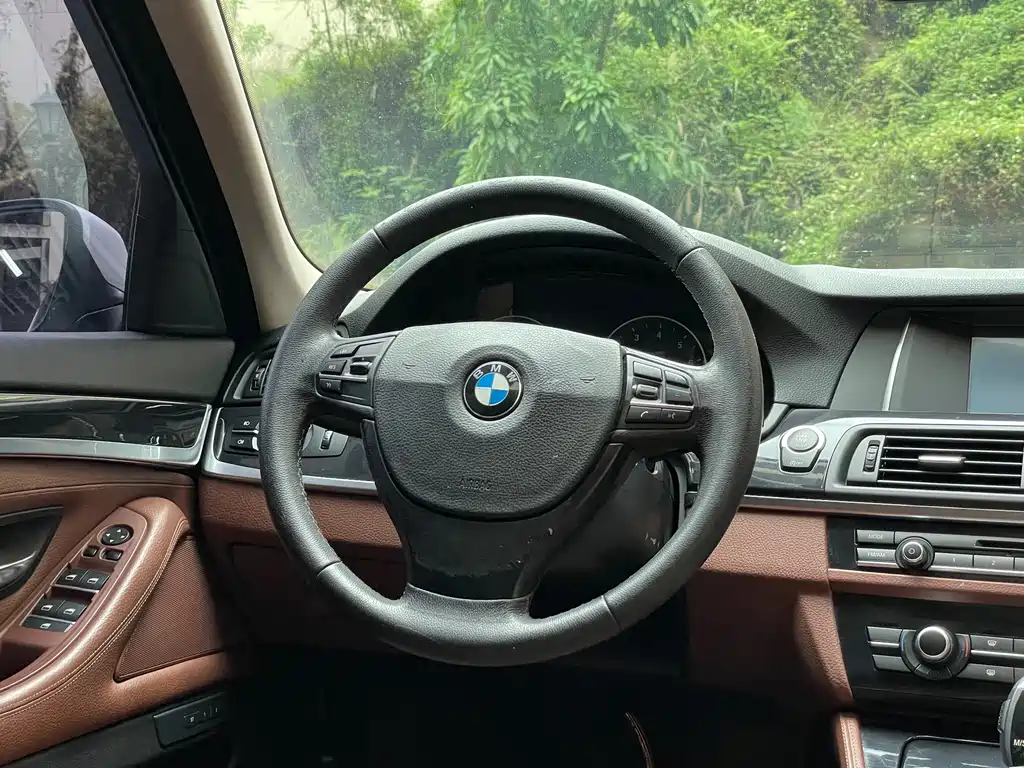 BMW 5 Series 2015 — фото 17