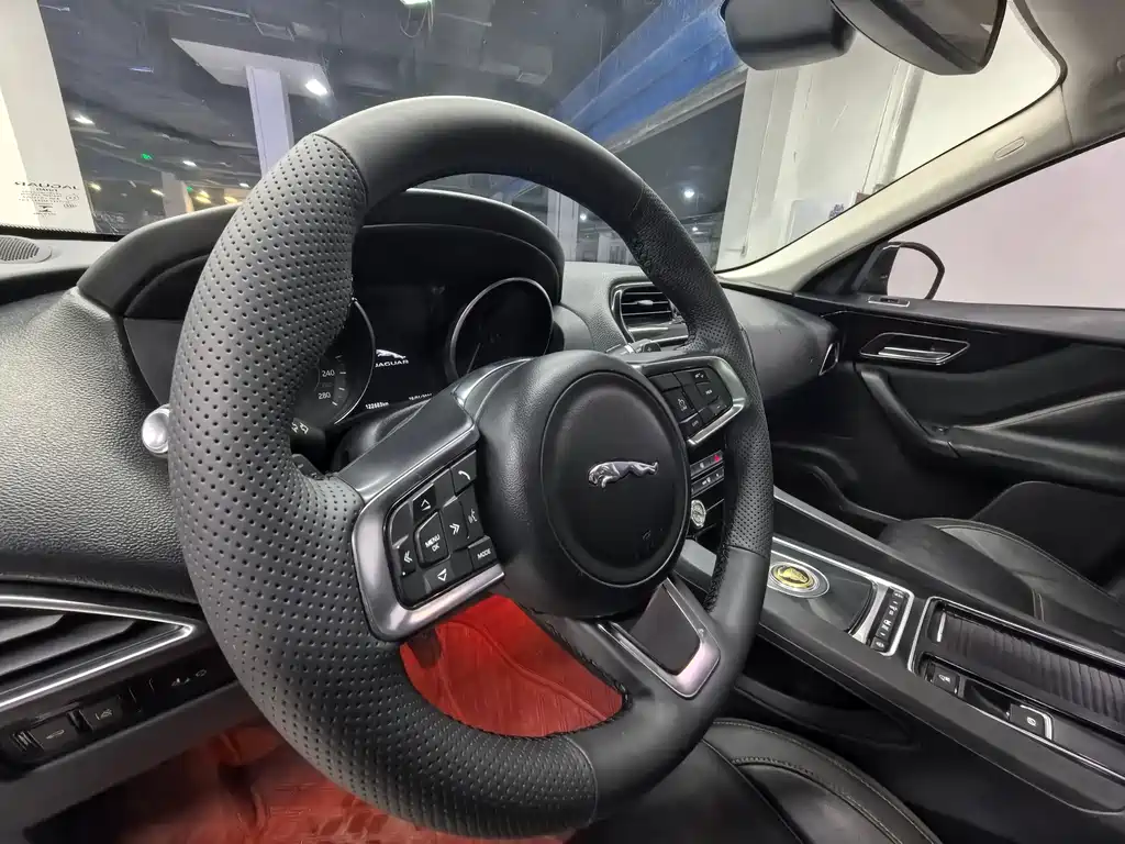 Jaguar F-PACE 2018 — фото 10