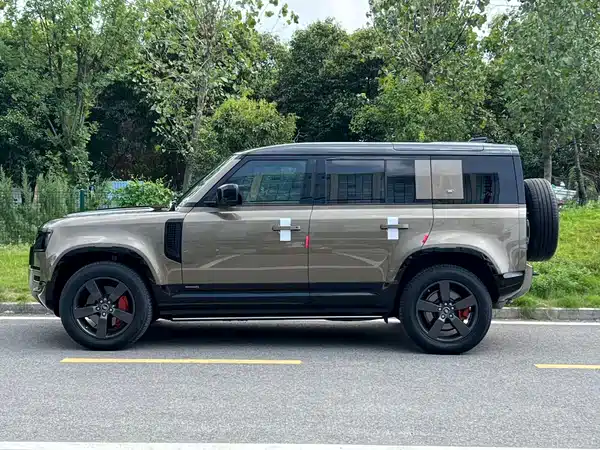 Land Rover Defender 2021