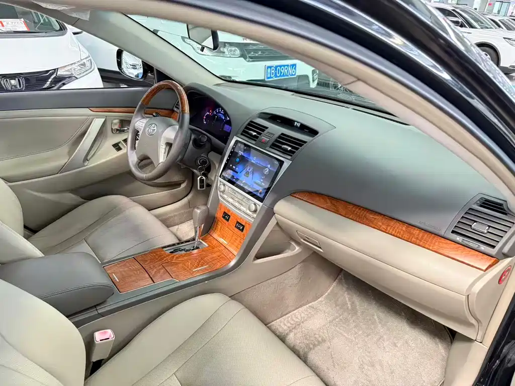 Toyota Camry 2010 — фото 12