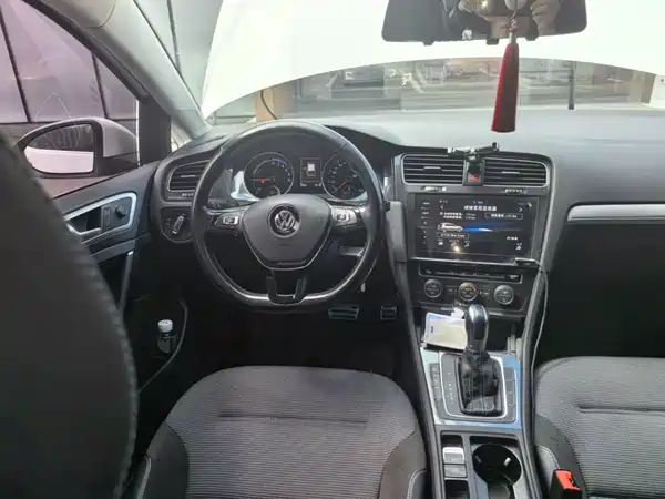 Volkswagen Golf Pure Electric 2021