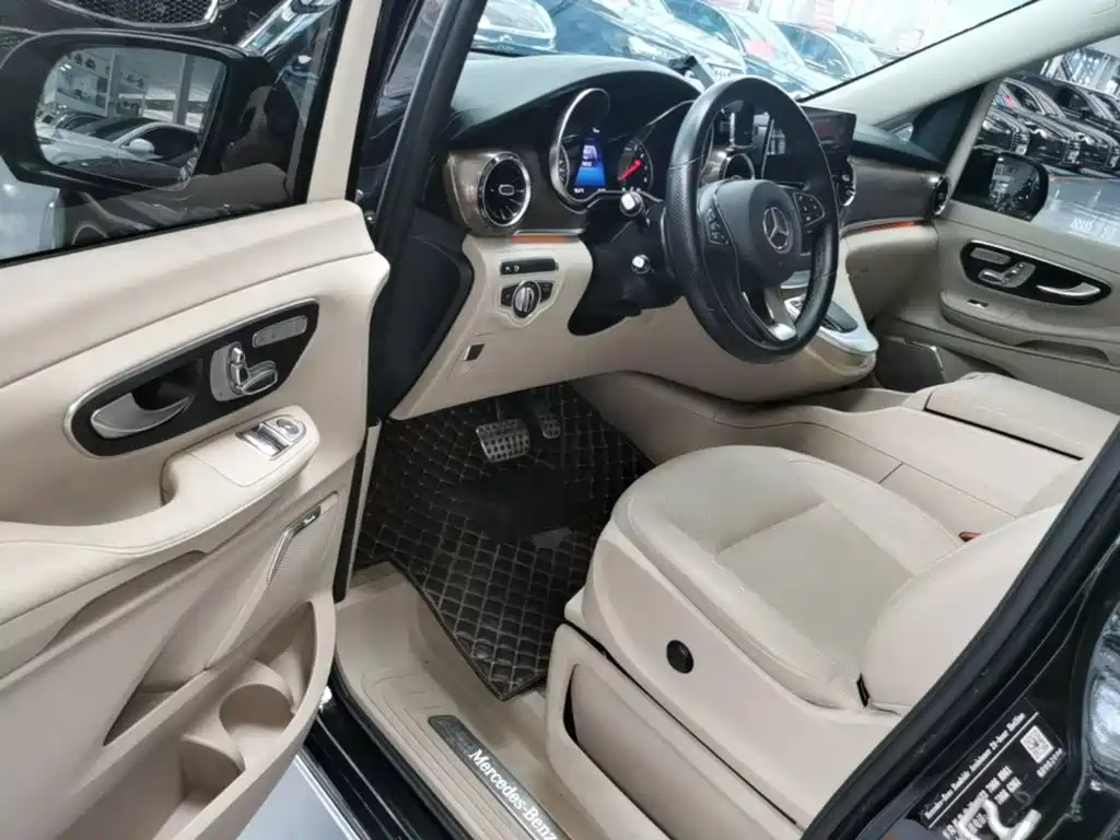 Mercedes-Benz V-Class 2021 — фото 16