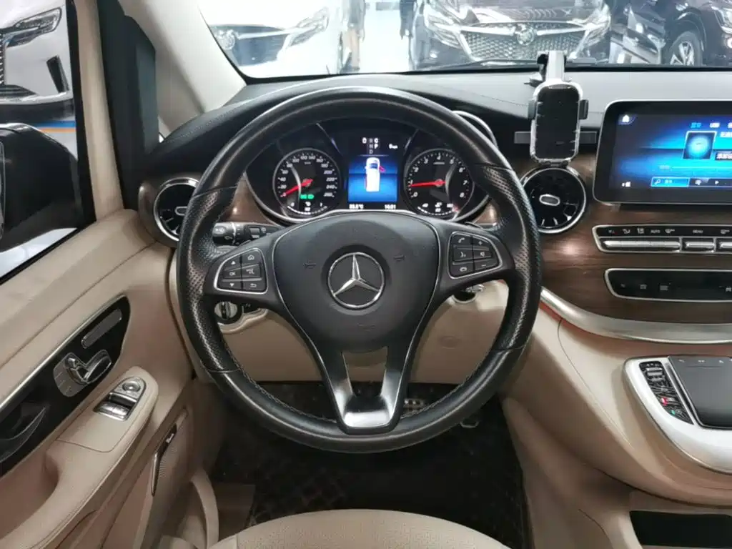 Mercedes-Benz V-Class 2021 — фото 11