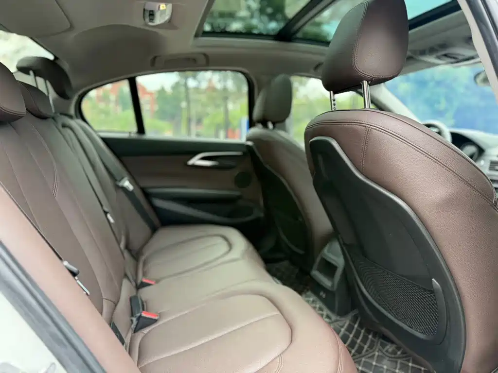 BMW 1 Series 2019 — фото 13
