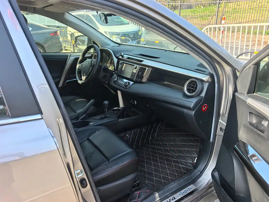 Toyota RAV4 2016 — фото 11
