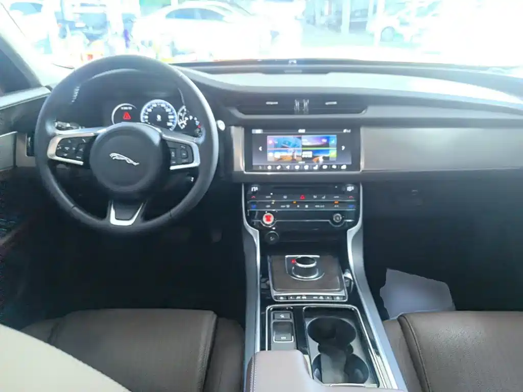 Jaguar XFL 2018 — фото 10