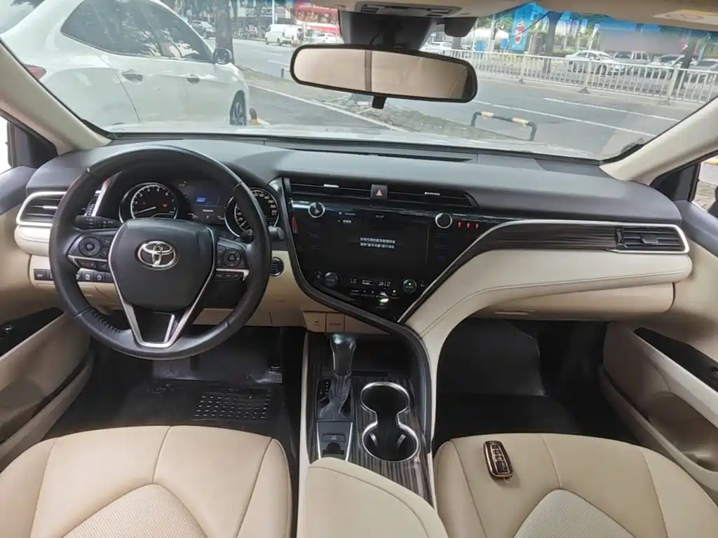 Toyota Camry 2019 — фото 10