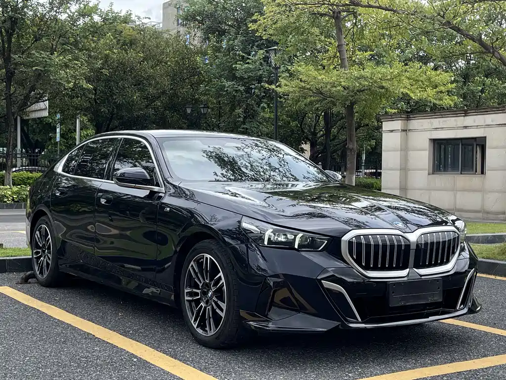 BMW 5 Series 2025 — фото 2