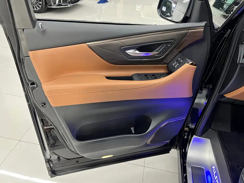 Toyota Alphard 2024 — фото 19
