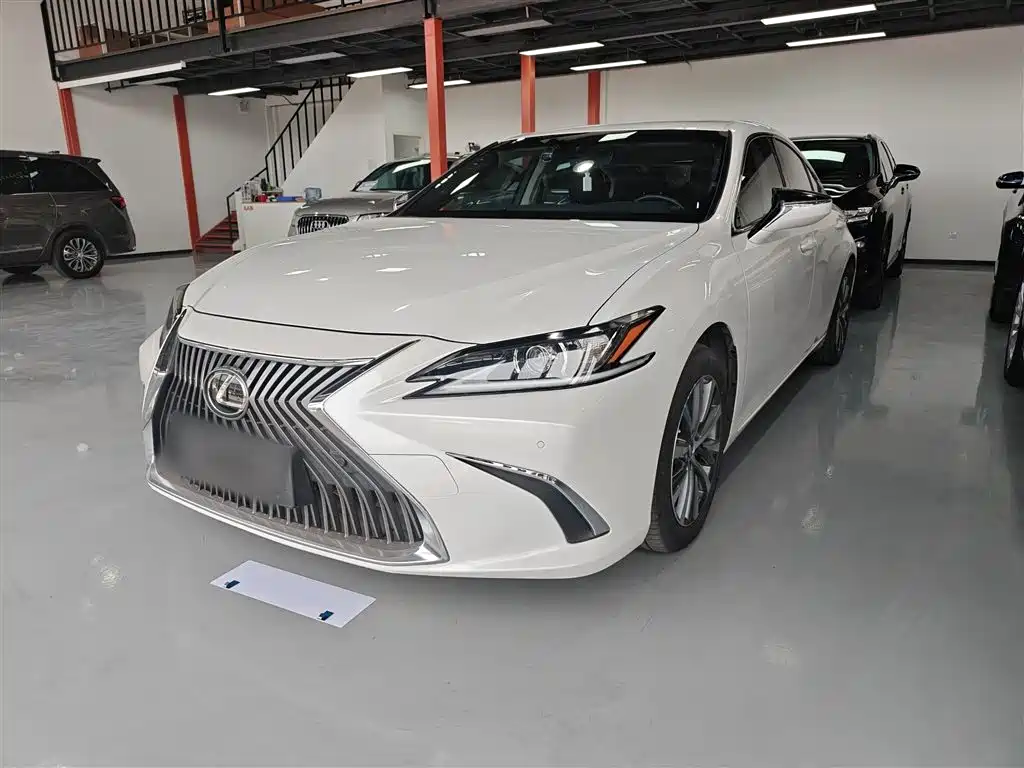 Lexus ES 2020 — фото 1