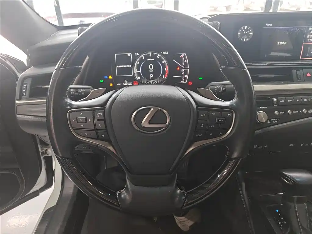 Lexus ES 2020 — фото 11