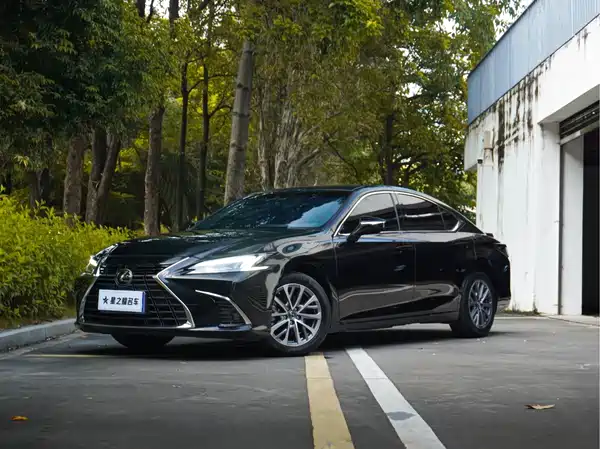 Lexus ES 2025