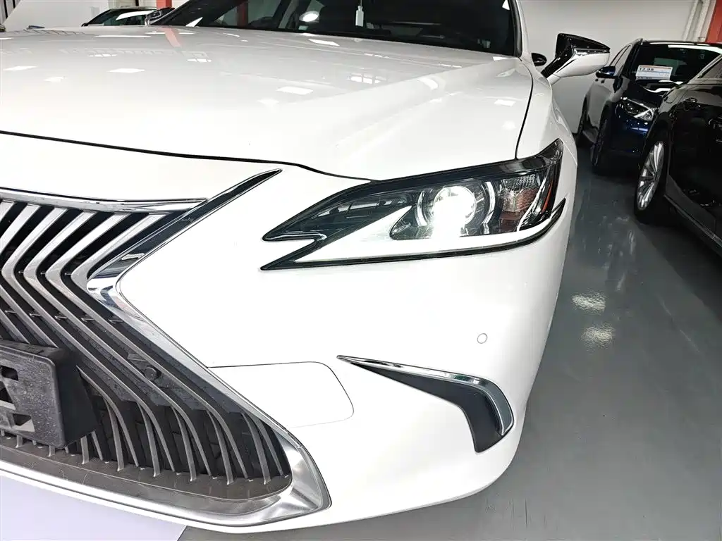 Lexus ES 2020 — фото 24