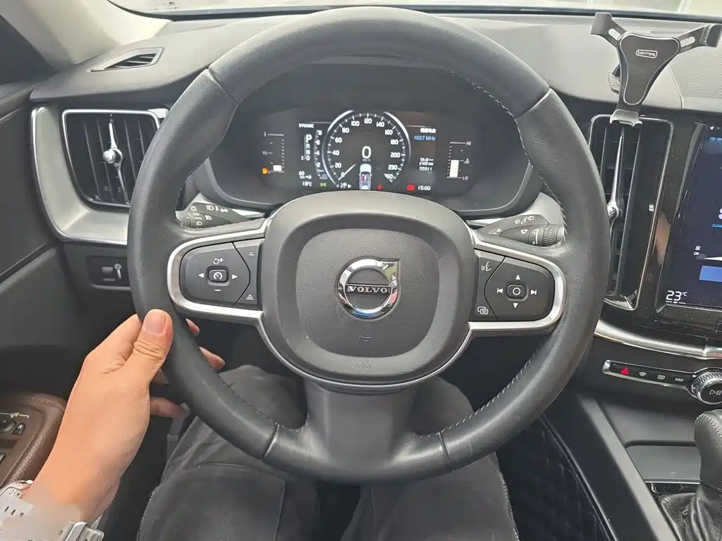 Volvo XC60 2018 — фото 3