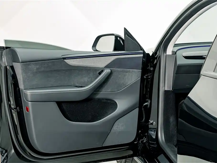 Tesla Model Y 2025 — фото 16