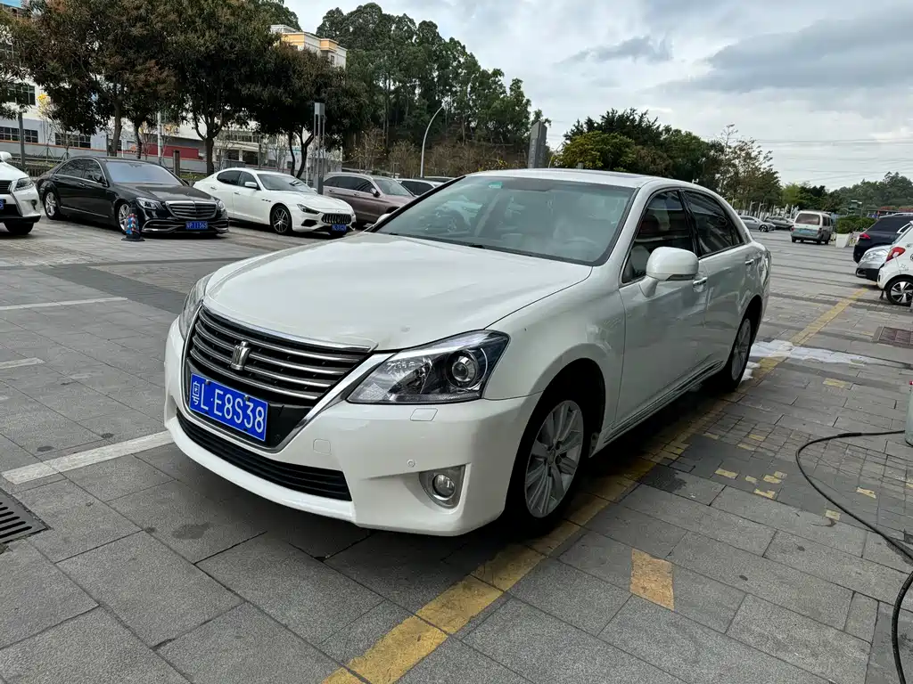 Toyota Crown 2015 — фото 10
