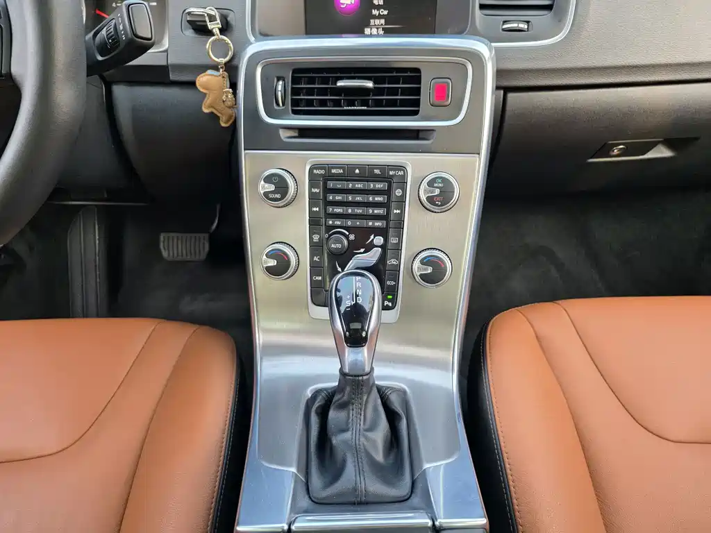 Volvo S60 2018 — фото 15