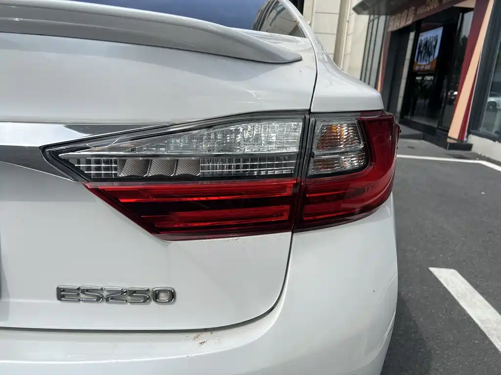 Lexus ES 2016 — фото 16