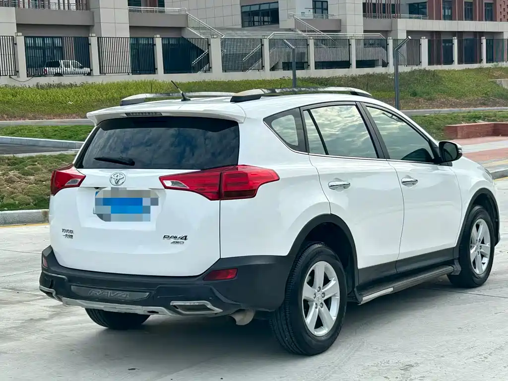 Toyota RAV4 2014 — фото 9