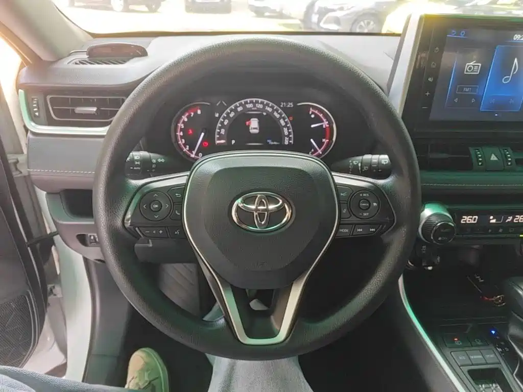 Toyota RAV4 2021 — фото 11