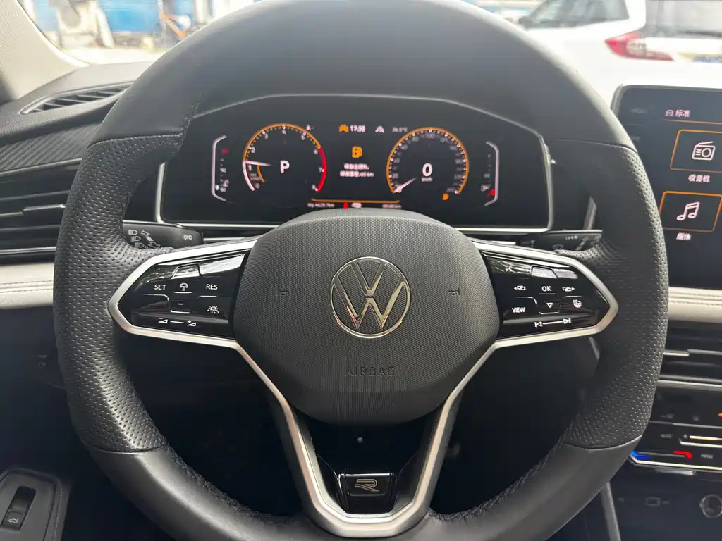Volkswagen Tiguan L 2023 — фото 14