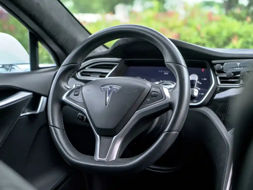 Tesla Model S 2017 — фото 13