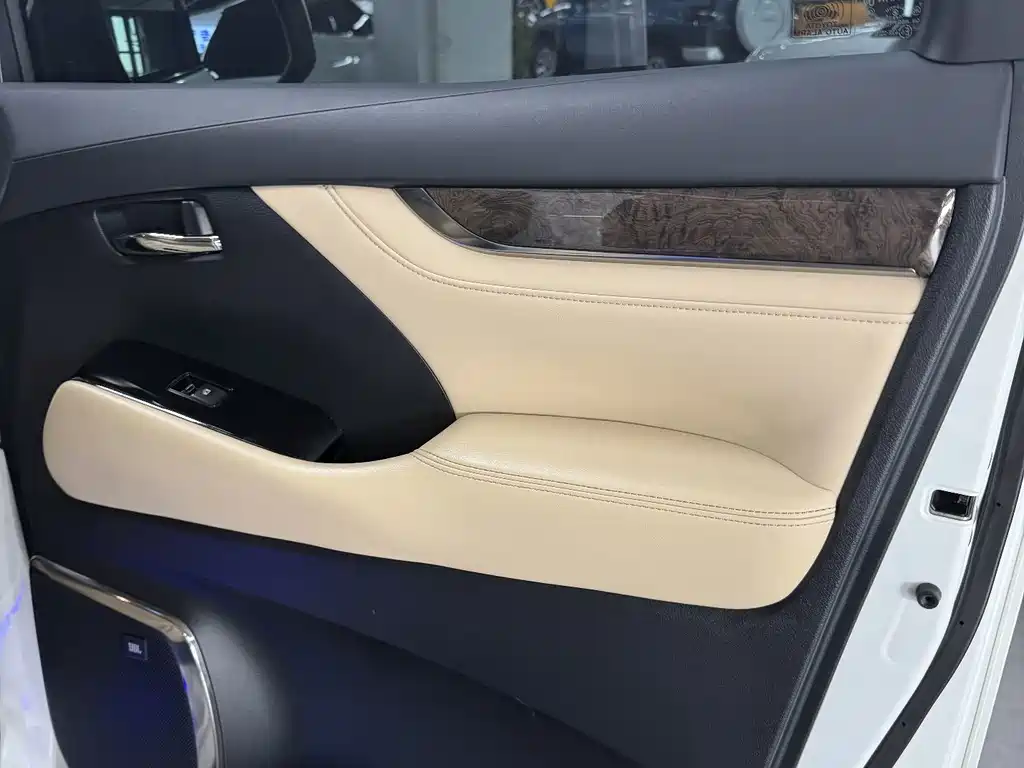 Toyota Alphard 2018 — фото 13