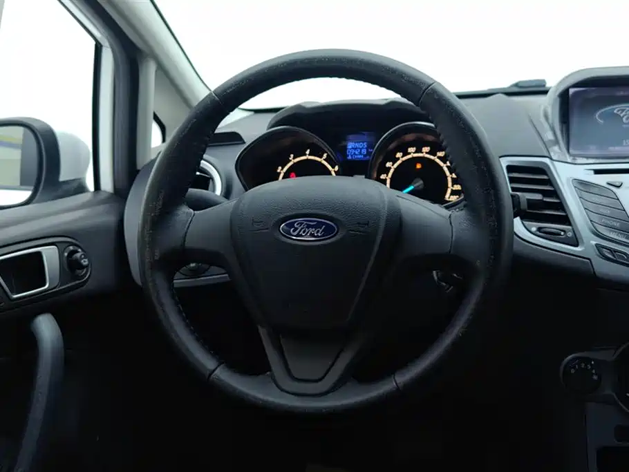 Ford Fiesta 2015 — фото 15
