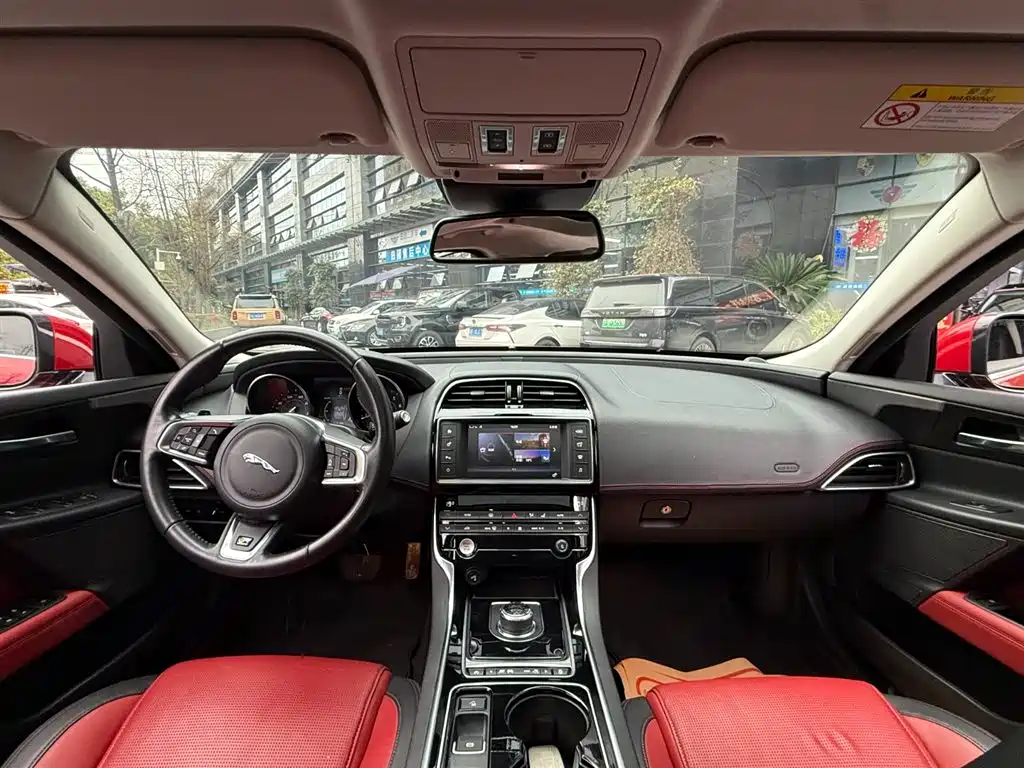 Jaguar XE 2017 — фото 11
