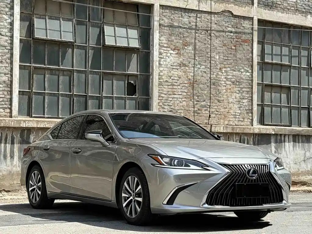 Lexus ES 2019 — фото 1