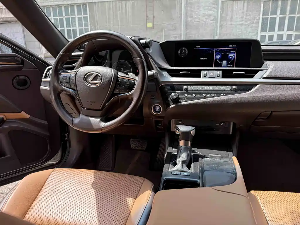 Lexus ES 2019 — фото 14