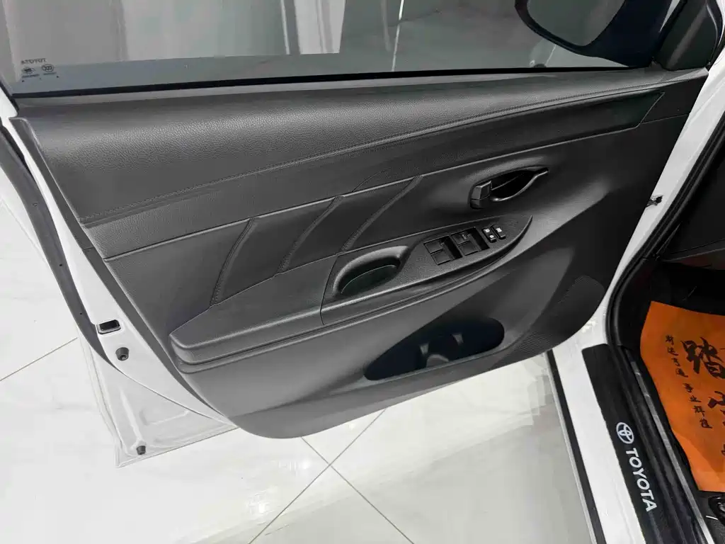 Toyota Yaris L 2023 — фото 10