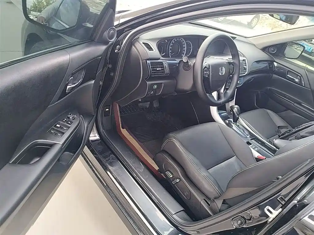 Honda Accord 2017 — фото 16