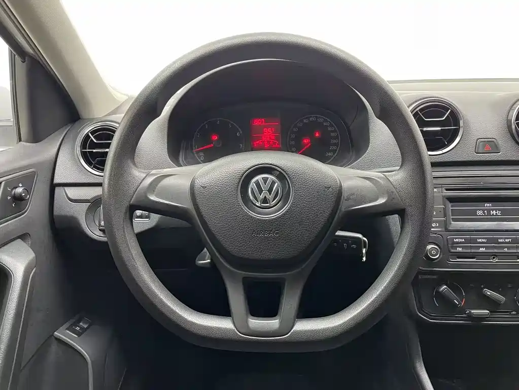Volkswagen Jetta 2018 — фото 13