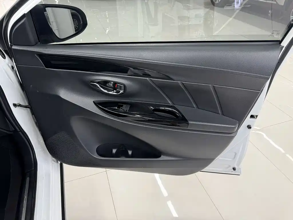 Toyota Yaris L 2023