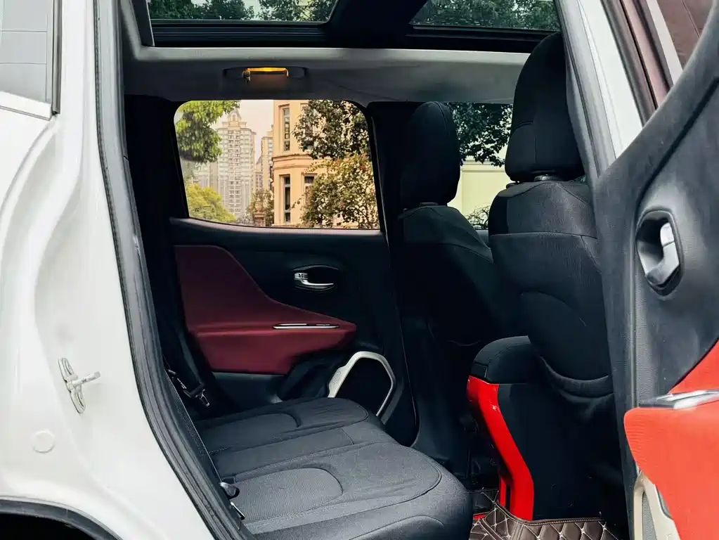 Jeep Renegade 2017 — фото 8
