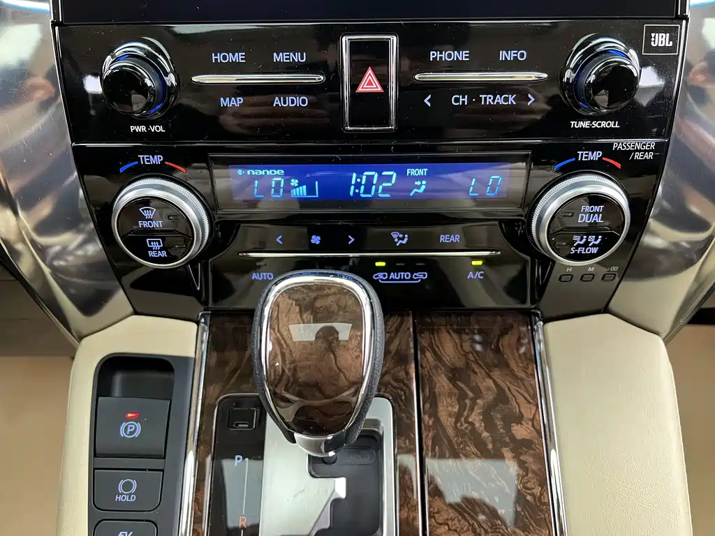 Toyota Alphard 2021 — фото 22